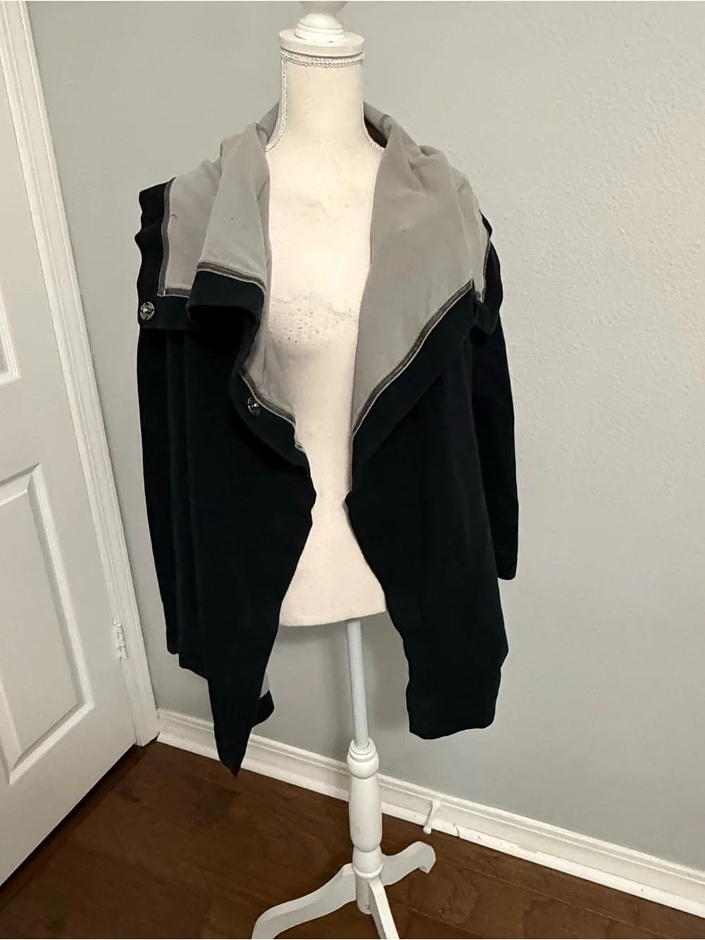 Lululemon Savasana Wrap Cardigan Black Grey‎ Hooded Snap Jacket Size 6